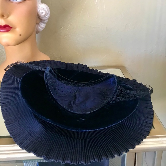 FABULOUS 1950s\' NAVY FABRIC AND VELVET \'CART WHEEL\' HAT WITH MATCHING HALF VEIL main image 10